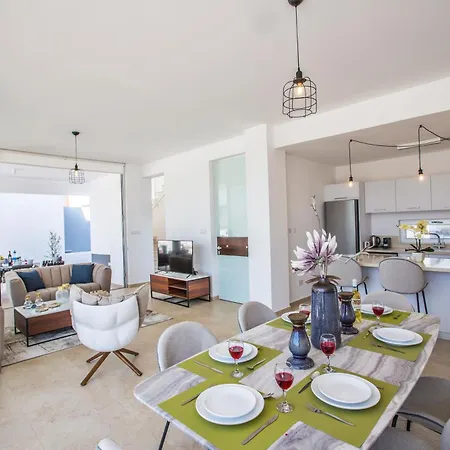 Hébergement de vacances 3 Schlafzimmer Mit Privatem Pool Im Zentrum Protaras