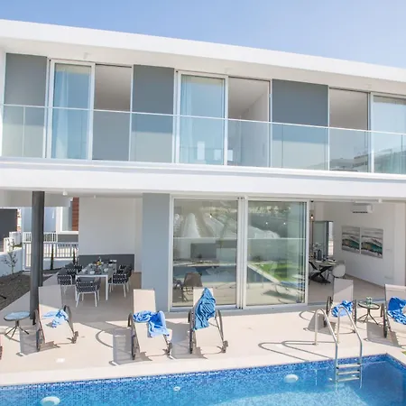 Hébergement de vacances 3 Schlafzimmer Mit Privatem Pool Im Zentrum *